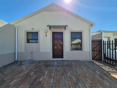 2 Bedroom House To Rent in Somerset West - 9c55.webp