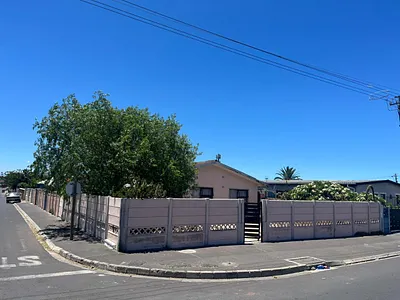 4 Bedroom House For Sale in Parow - 9tHG.webp