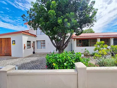 7 Bedroom House For Sale in Kleinmond - ltKb.webp