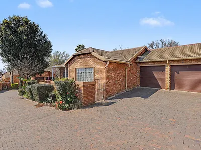 3 Bedroom Townhouse For Sale in Roodepoort - img