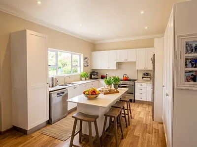 4 Bedroom House For Sale in Kenton On Sea - g1TC.webp