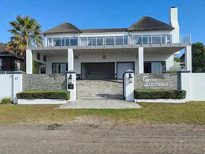 3 Bedroom House For Sale in Cannon Rocks - HpfU.webp