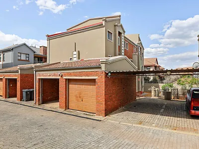 2 Bedroom Apartment For Sale in Roodepoort - img