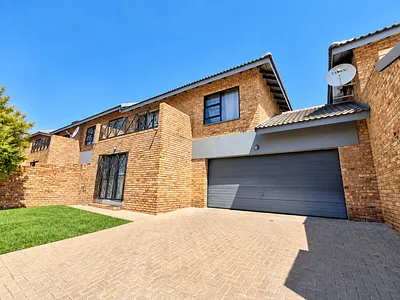 3 Bedroom Townhouse For Sale in Roodepoort - img