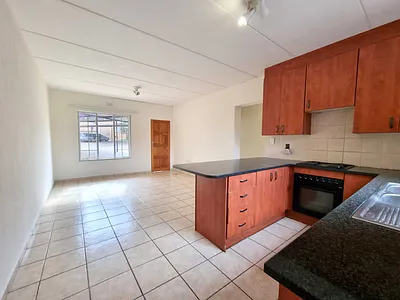 2 Bedroom Apartment To Rent in Strubensvallei, Roodepoort - img