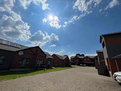 2 Bedroom Apartment To Rent in Ruimsig, Roodepoort - img