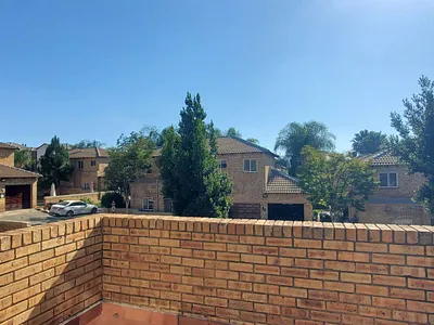 3 Bedroom Townhouse To Rent in Randburg - XoM5.webp