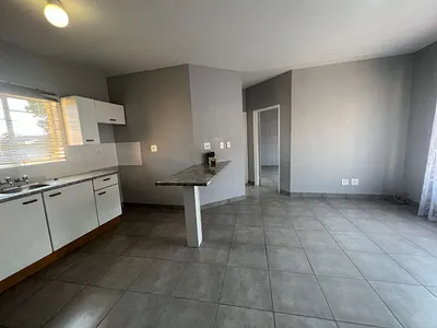 2 Bedroom Apartment For Sale in Roodepoort - 3OM6.webp
