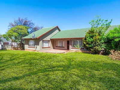 3 Bedroom House For Sale in Roodepoort - zjes.webp