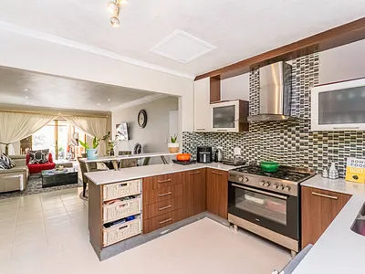 3 Bedroom Townhouse For Sale in Roodepoort - img