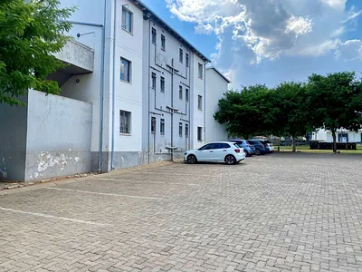 2 Bedroom Apartment For Sale in Roodepoort - img