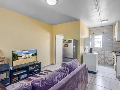 2 Bedroom Apartment For Sale in Roodepoort - img
