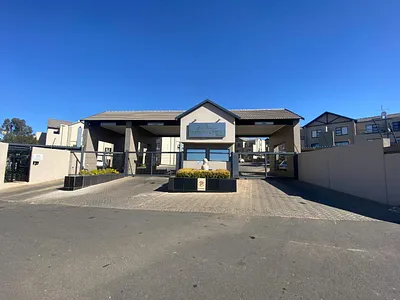 2 Bedroom Apartment For Sale in Roodepoort - img