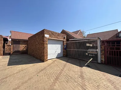 3 Bedroom Townhouse For Sale in Randfontein - img