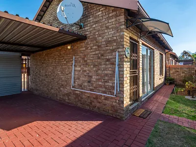 2 Bedroom Townhouse For Sale in Groblerpark, Roodepoort - LuUs.webp