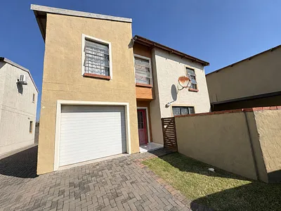 3 Bedroom Townhouse For Sale in Rustenburg - VlP1.webp