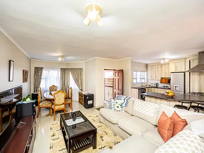 3 Bedroom Townhouse For Sale in East London - OUZ8.webp