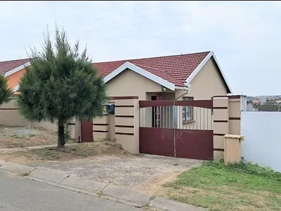 3 Bedroom House For Sale in East London - 5Pyv.webp