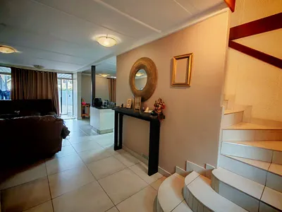 3 Bedroom Townhouse To Rent in Durban North - VTu2.webp