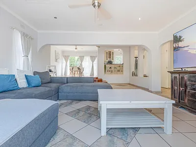 3 Bedroom House For Sale in Amanzimtoti - BC6j.webp