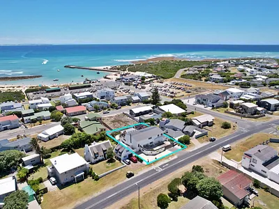 6 Bedroom House For Sale in Struisbaai - a8SI.webp