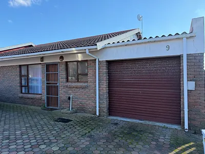 3 Bedroom Townhouse For Sale in Mossel Bay - v4a0.webp