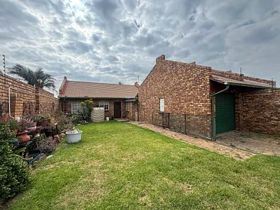 3 Bedroom Townhouse For Sale in Witbank - iqiu.webp