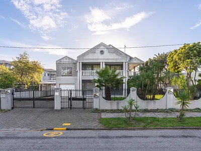 6 Bedroom House For Sale in Cape Town - Wy1p.webp