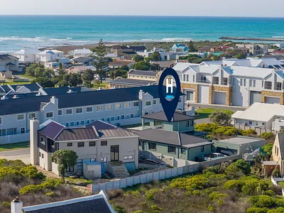4 Bedroom House For Sale in Struisbaai - OAQr.webp