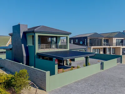 4 Bedroom House For Sale in Struisbaai - tNXN.webp