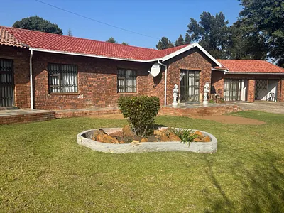 4 Bedroom House For Sale in Alberton - OKLG.webp