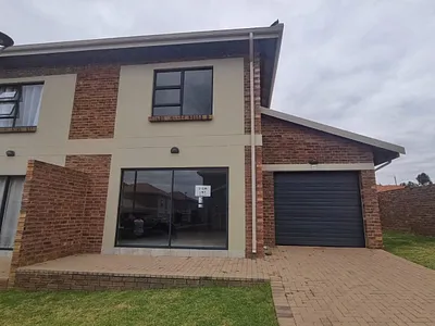 3 Bedroom Townhouse For Sale in Witbank - KM2s.webp