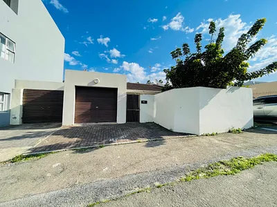 6 Bedroom House For Sale in East London - fF5D.webp