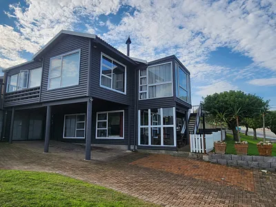 4 Bedroom House For Sale in Mossel Bay - 5p0P.webp