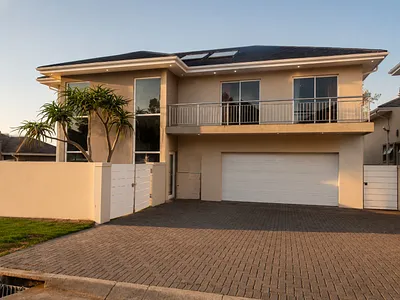 4 Bedroom House For Sale in East London - 1daU.webp