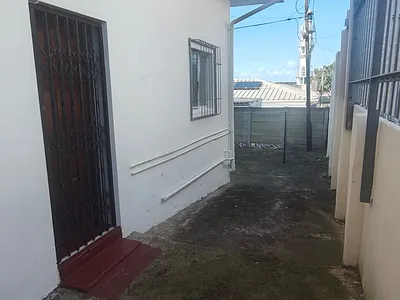 1 Bedroom Apartment To Rent in Port Elizabeth - img