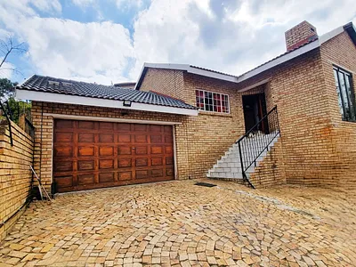 3 Bedroom House For Sale in Rustenburg - qnvg.webp