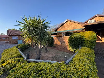 3 Bedroom Townhouse For Sale in Rustenburg - KHYz.webp