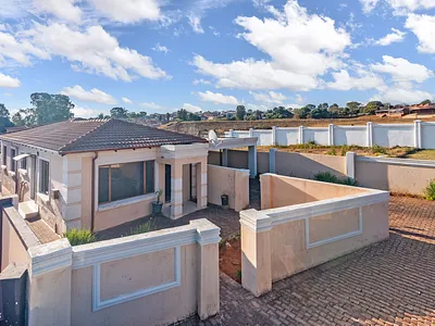 3 Bedroom House For Sale in Krugersdorp - ZcVf.webp