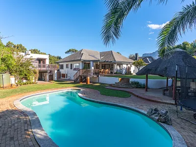 3 Bedroom House For Sale in Cape Town - V8wE.webp