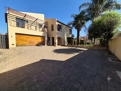 4 Bedroom House To Rent in Bedfordview - 6vPS.webp