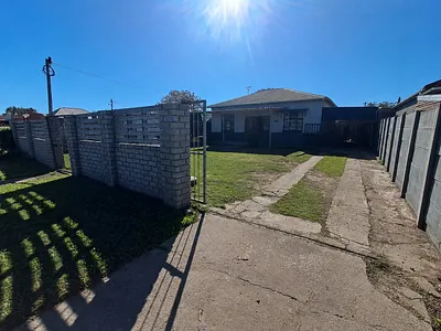 3 Bedroom House For Sale in Uitenhage - img