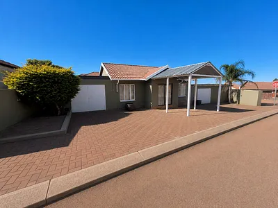 3 Bedroom House For Sale in Rustenburg - 1v8i.webp