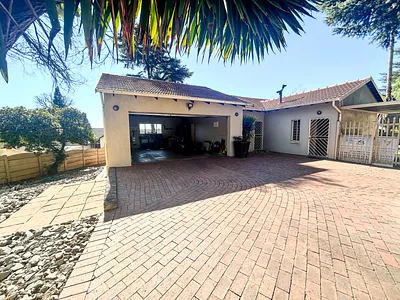 3 Bedroom House For Sale in Edenvale - l4C8.webp