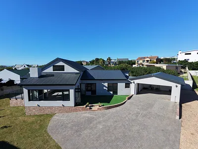 4 Bedroom House For Sale in Stilbaai West, Stilbaai - img