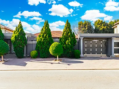6 Bedroom House For Sale in Roodepoort - MpjK.webp
