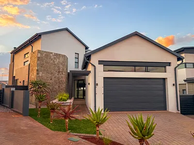 4 Bedroom Townhouse For Sale in Clayville, Midrand - RXCb.webp