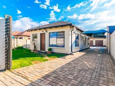3 Bedroom House For Sale in Roodepoort - img