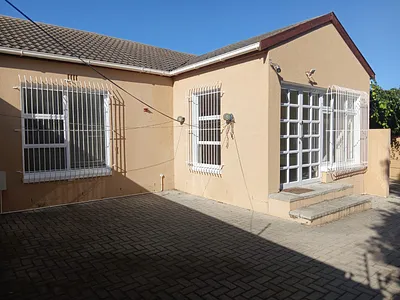 2 Bedroom House To Rent in Cape Town - ii8x.webp