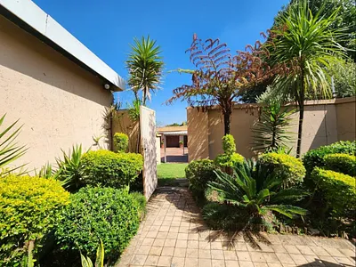 2 Bedroom House For Sale in Sandton - img